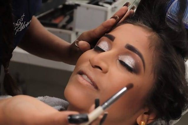 Comment faire tenir sa coiffure et son maquillage toute la journée?