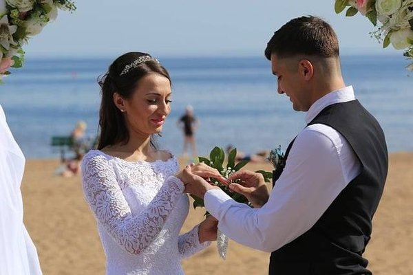 Quelles sont les tendances 2024 en matière de robes et de costumes de mariage ?
